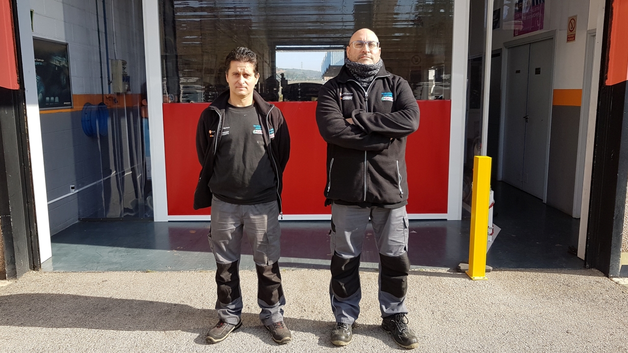 Xavier Jerez y Miguel Pachón, del equipo de Tallers Goma Negra, frente a la entrada del taller